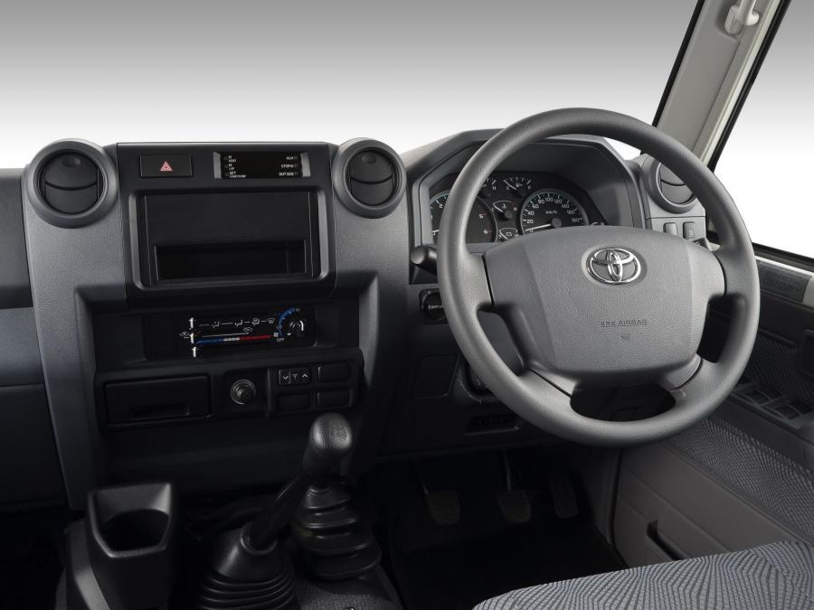  Toyota Land Cruiser Double Cab LX 2012 года  (ZA) (фото 13 из 16)